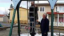 Den slitna gungan byts ut, monterar den nya gör Birk Andersen och Erland Eriksson