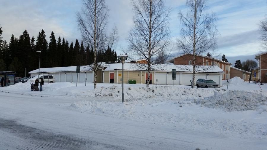 Garage och parkering mot Barkvägen. Foto: Ulla Eriksson