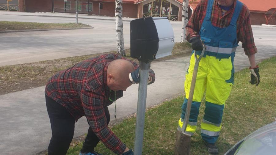 Flera stolpar som behövde riktas upp