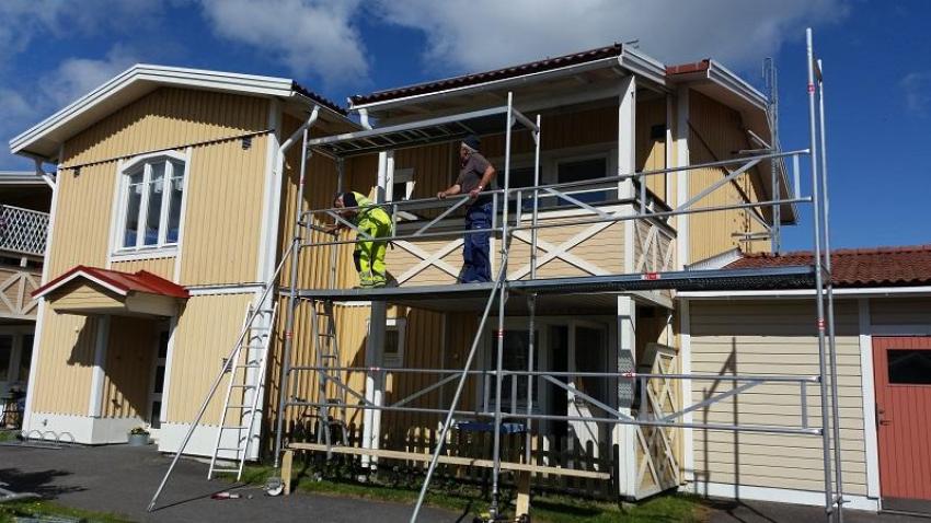 Ställningen monteras för sommaren takunderhåll.   Foto: Ulla Eriksson